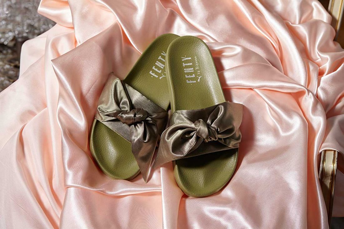 Bow Slide (unisex): Influenciada por los lujosos días parisinos de Maria Antonieta, las nuevas Bow Slide de FENTY coloca a las chanclas de la colección en el siguiente nivel. Un hermoso lazo de satén adorna la tira del modelo, con un forro de espuma para una mayor comodidad. Éxito asegurado entre aquellos que se enamoraron de las Fur Slides en 2016.