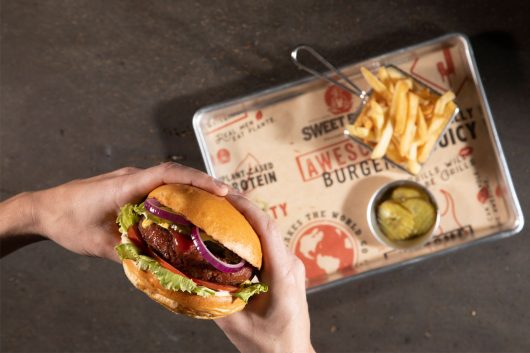 Llega a Chile Sweet Earth Awesome Burger: proteína 100% vegetal de Nestlé